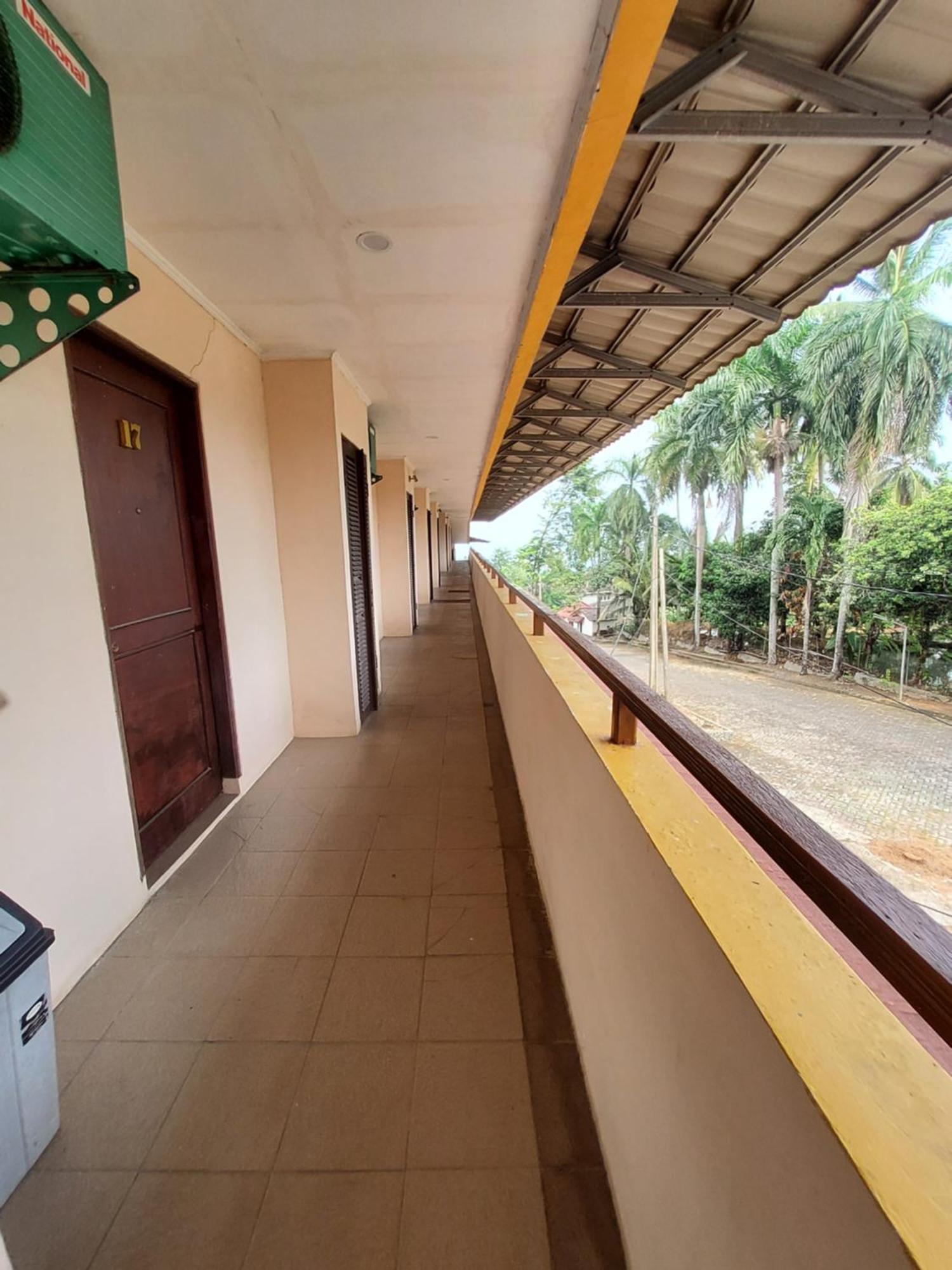 Hotel Kumala Samudra Cikakak Buitenkant foto