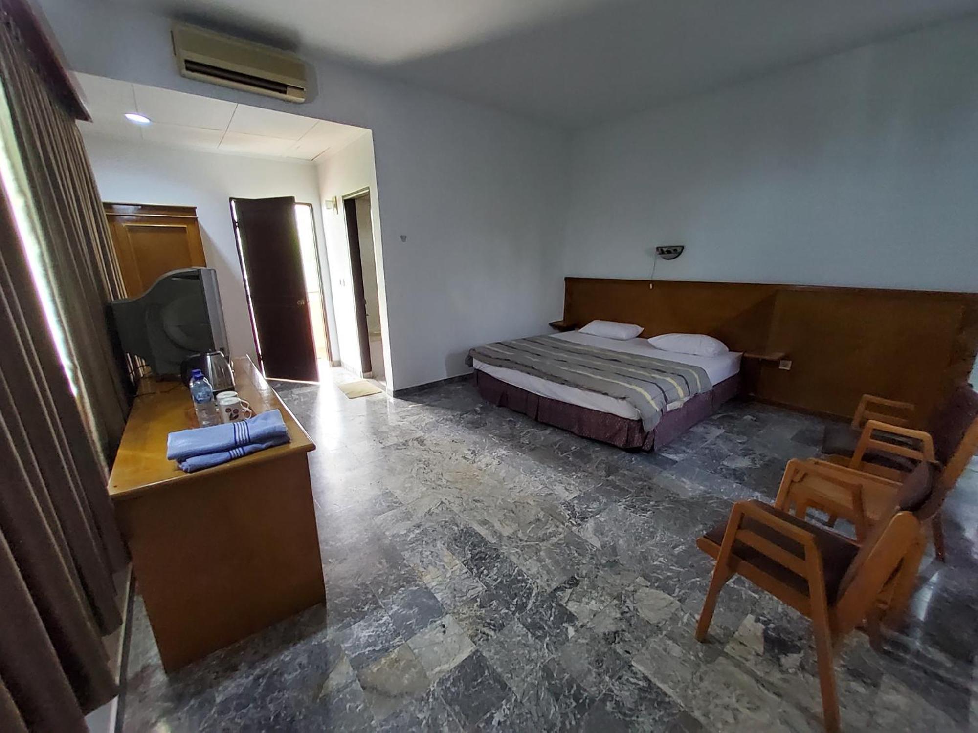 Hotel Kumala Samudra Cikakak Buitenkant foto