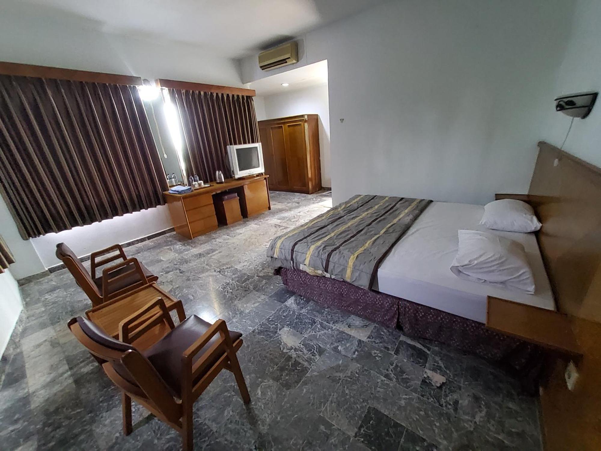 Hotel Kumala Samudra Cikakak Buitenkant foto