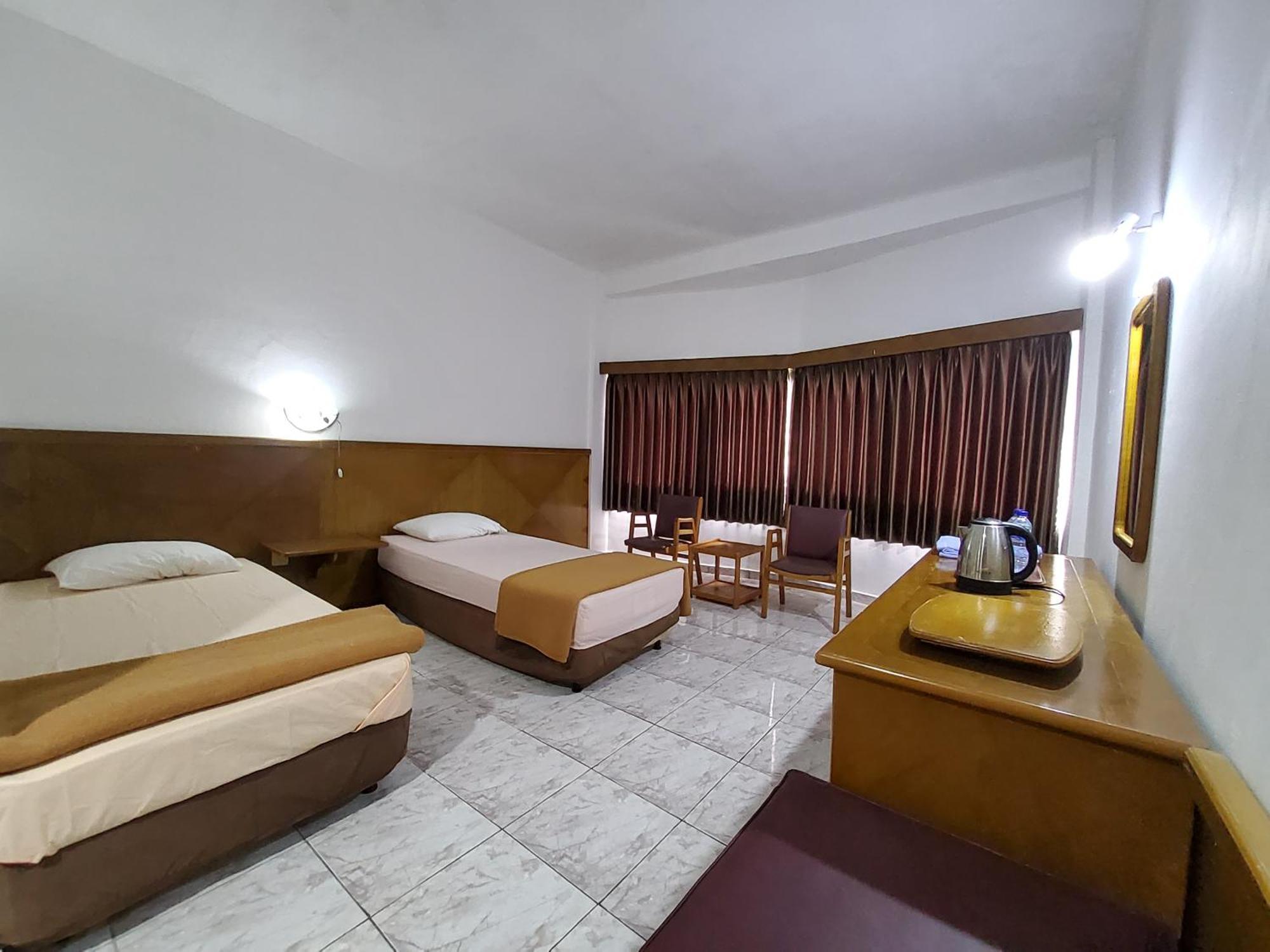 Hotel Kumala Samudra Cikakak Buitenkant foto